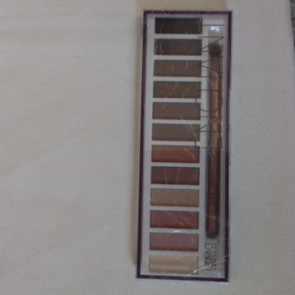 NIB Eyeshadow, Setting Spray and Brush Set - Picture 2 of 16